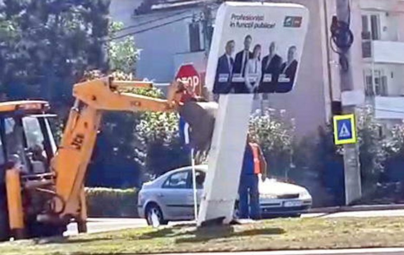 VIDEO |  Un panou electoral USR, pus la pământ cu excavatorul. Reacția primarului: “Reduce vizibilitatea”