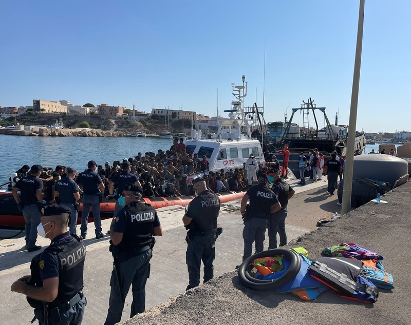 Sute de migranți, mulți copii și femei, găsiți într-o barcă, în Mediterană. „Unii cu urme de arsuri și răni provocate de arme de foc”