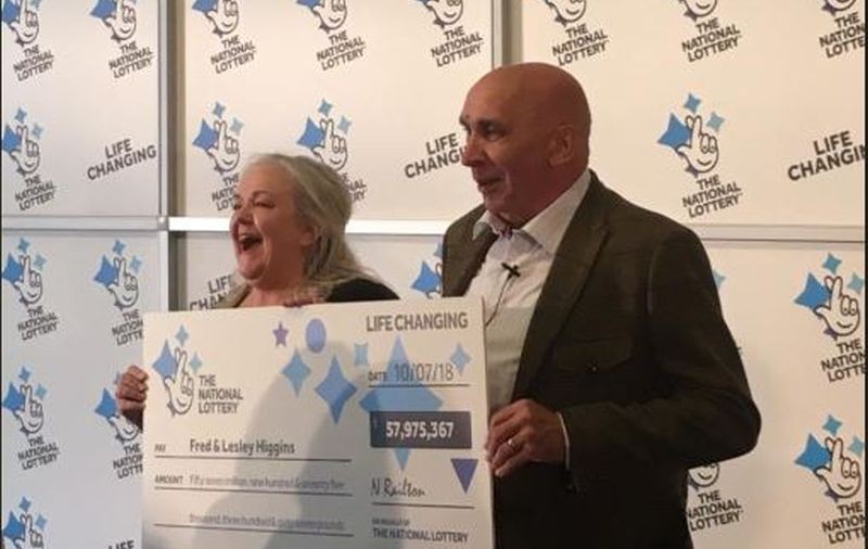 Un cuplu de scoțieni a câștigat la loterie 58 milioane de lire sterline cu un bilet rupt în două