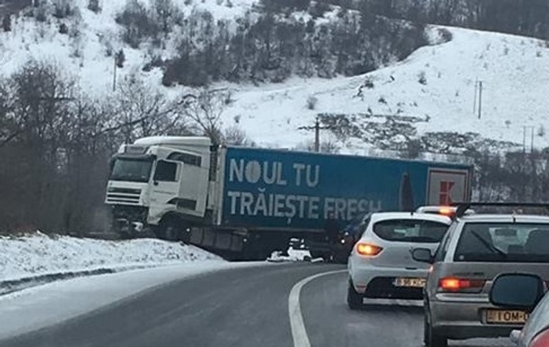 UPDATE / Traficul auto și feroviar între Huedin și Oradea au fost reluate, după accidentul rutier din zonă