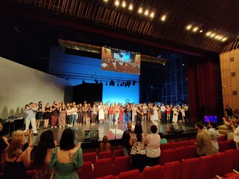 Finalul spectacolului. Actorii au ieșit în pijamale pe scenă, ca o autoironie
