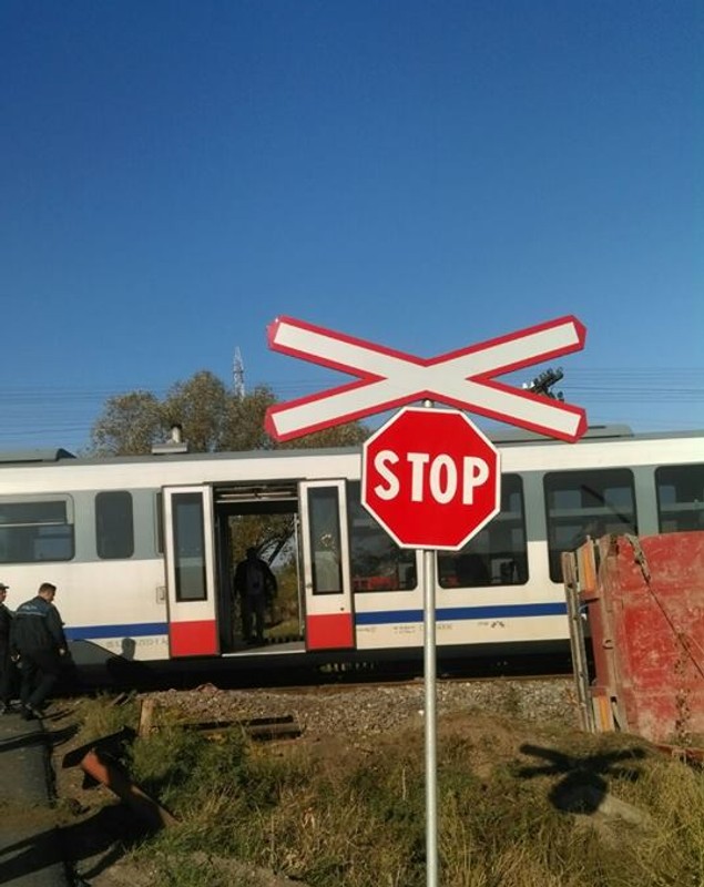 Camion spulberat în urma unui accident de tren în Mureș. Șoferul a scăpat miraculos