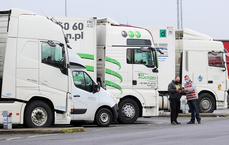 Un șofer român de TIR și-a iertat soția că l-a înșelat, apoi a urmărit-o și a văzut că o face din nou. Condamnat pentru că i-a monitorizat telefonul