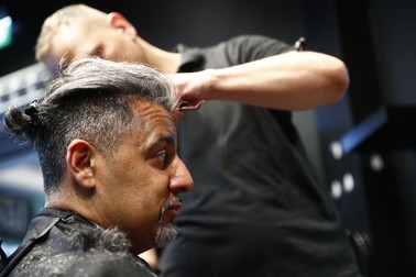 Abid Raja, ministrul culturii din Norvegia, s-a tuns pe 27 aprilie. De mască a uitat. EPA-EFE/Terje Pedersen NORWAY OUT