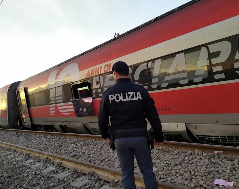 Un tren de mare viteză a deraiat în Italia. Cel puțin două persoane au murit şi 28 sunt rănite