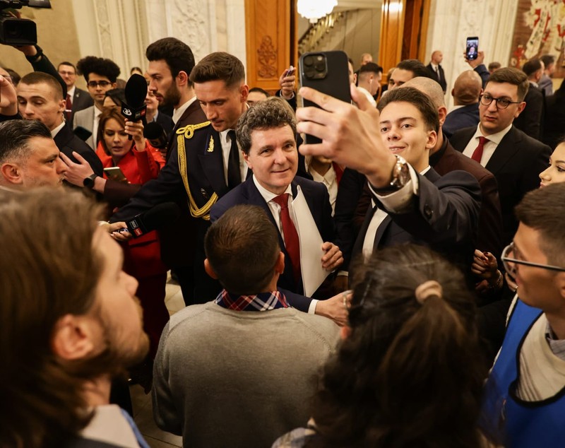 Nicușor Dan arată încă din prima zi că va fi președinte-jucător. Detalii surprinse la ceremonia de învestire: de la buna-dispoziție a lui Băsescu la încolonarea clasei politice | Reportaj