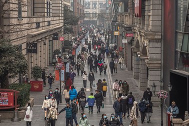 Străzile și magazinele sunt iarăși pline, la un an în Wuhan FOTO: EPA