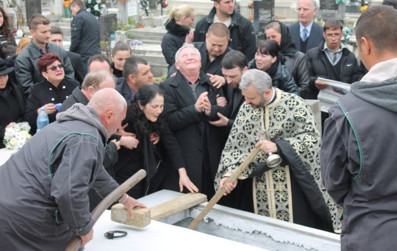 Catrinel Raț a leșinat de durere la căpătâiul fiicei sale, Paula!