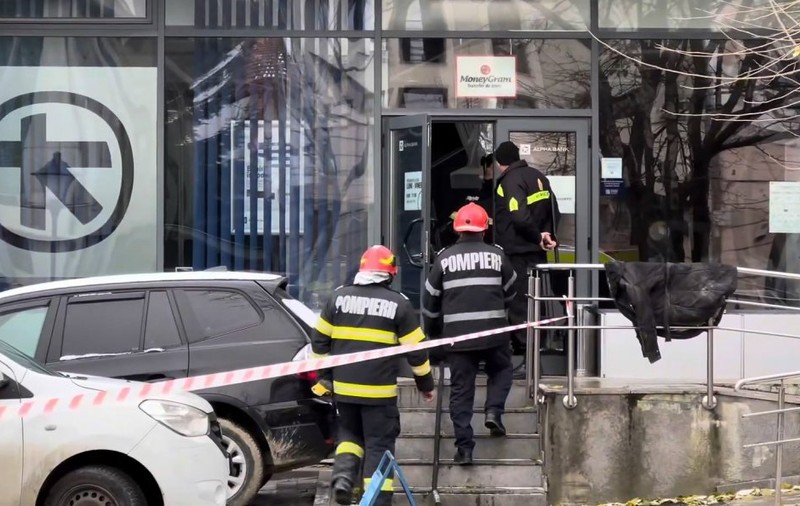 Tavanul unei bănci din Dej s-a prăbușit peste mai mulți oameni. Două persoane, transportate la spital