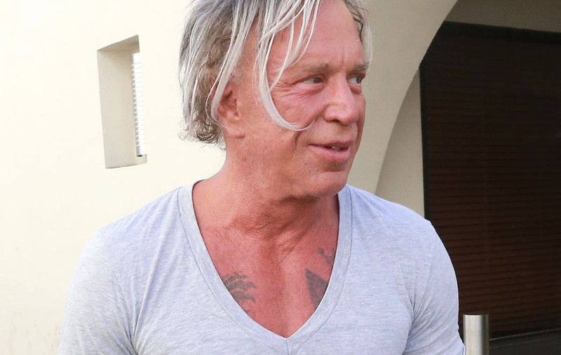 DE PIATRĂ! MICKEY ROURKE a revenit în RINGUL de BOX și l-a dat GATA pe RIVALUL cu 30 de ANI mai TÂNĂR!