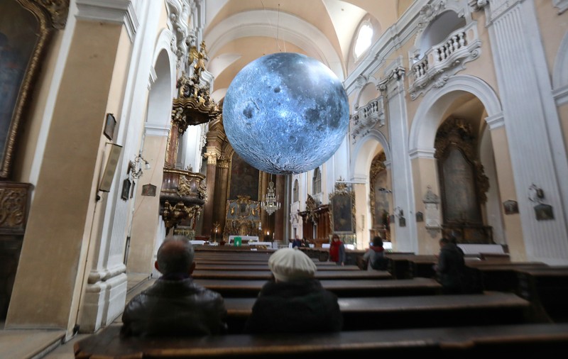 O Lună uriaşă a răsărit într-o biserică din Cluj-Napoca!