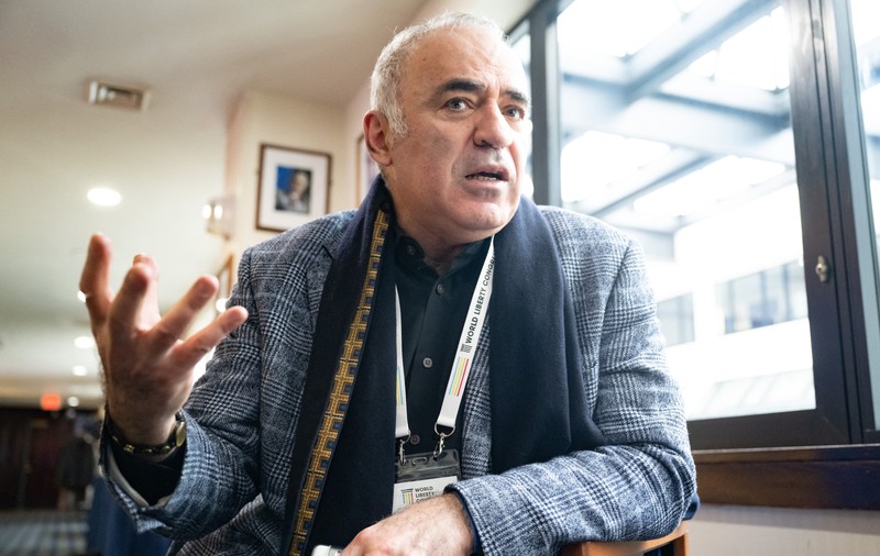 Un tribunal din Rusia a emis mandat de arestare pe numele legendarului campion de șah Garry Kasparov. Ce acuzații i se aduc