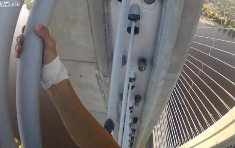 REACȚIA FIZICĂ pe care ți-o provoacă aceste IMAGINI! Vezi ce ți se ÎNTÂMPLĂ după ce ÎL PRIVEȘTI cum se CAȚĂRĂ cu mâinile goale pe un POD de 110 METRI! VIDEO