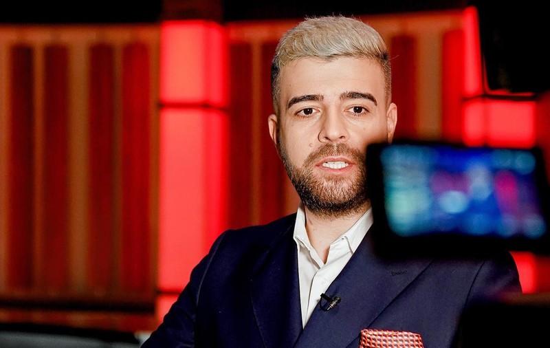 Imaginea în care Speak apare chel a stârnit numeroase controverse. Cum a reacționat iubita artistului atunci când i-a văzut noul look