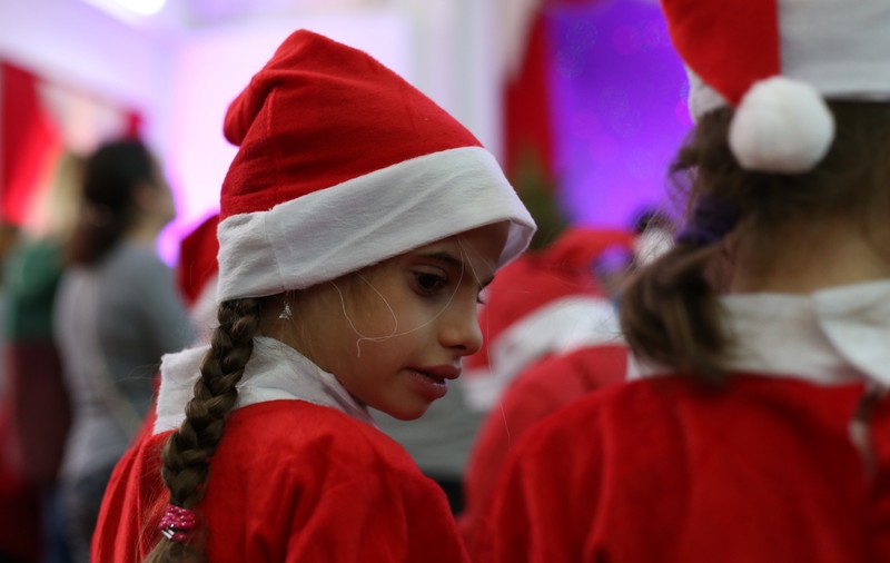 VIDEO&FOTO/ Crăciunul se vede cu inima. "Crăciun fericit!" scris în Braille seamănă cu o dantelă, iar felicitarea se citește cu vârful degetelor