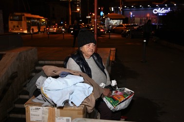 Amalia aşteaptă ca voluntarii de la Şansa Ta să pună masa