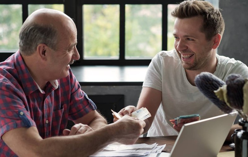 Generația Z e mai optimistă financiar decât Baby Boomers, deși are economii mai mici. Diferența este uriașă