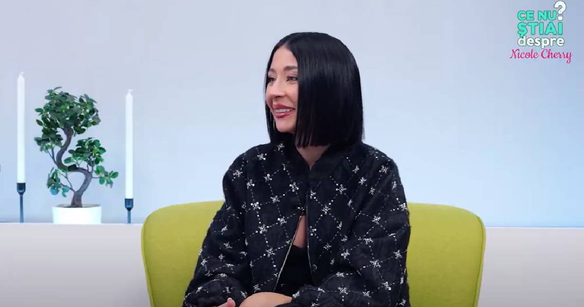 Nicole Cherry zâmbește în timp ce povestește amănunte mai puțin cunoscute din viața sa de artistă din copilărie în timpul emisiunii Ce nu știai despre
