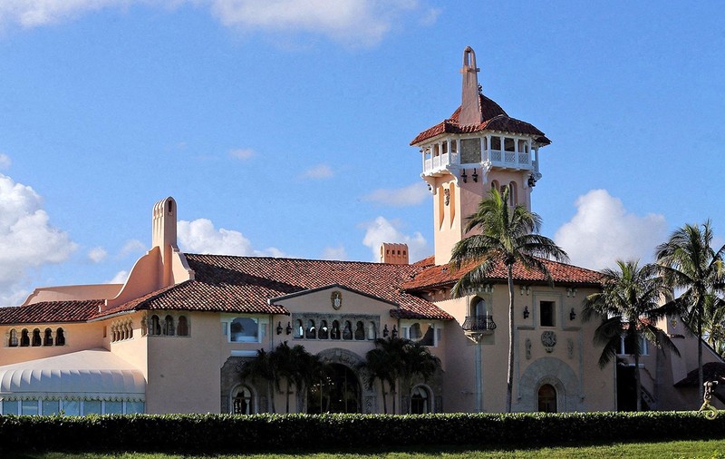 FBI a descins la reședința lui Trump, Mar-a-Lago. „Mi-au spart seiful”, spune fostul președinte al SUA. Motivul perchezițiilor