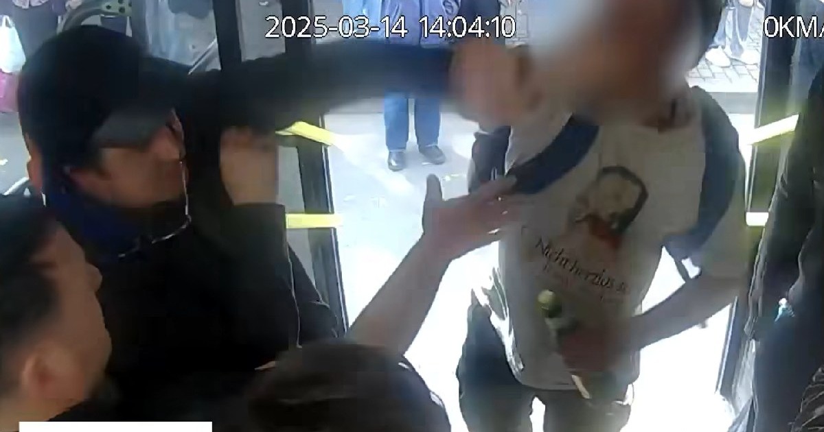 Pasageri într-un autobuz din Iași