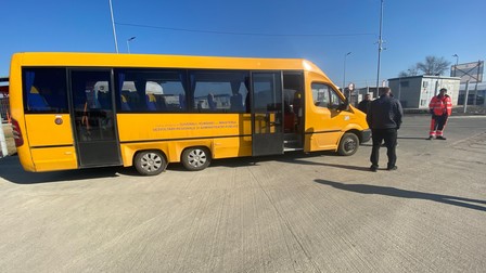 Un microbuz școlar este pregătit să transporte refugiați la Tulcea.