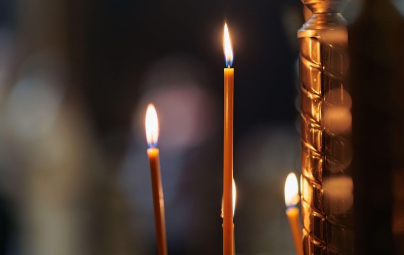 Un preot român critică dur aducerea Luminii Sfinte: „Lumina bună ajunge la domnii mari, iar copiii noștri primesc lumină proastă”