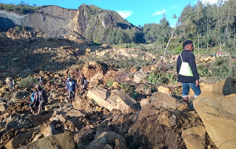 Peste 100 de persoane au murit în Papua Noua Guinee, după ce au fost surprinse în somn de o alunecare masivă de teren