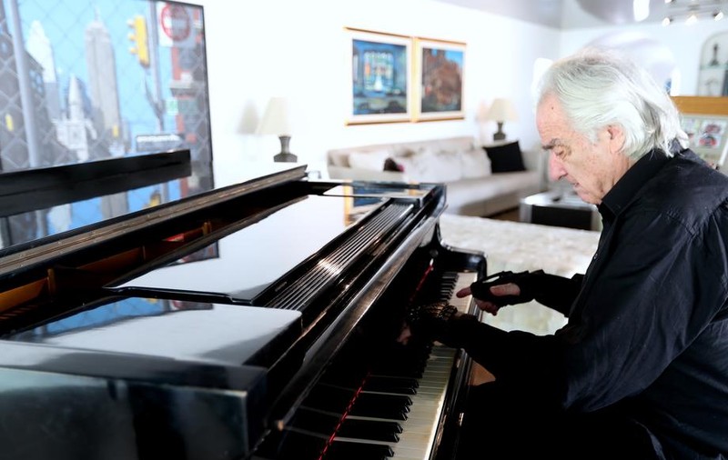 VIDEO | Un pianist care nu își mai putea folosi mâinile de 25 ani a cântat din nou graţie unei perechi de mănuşi bionice