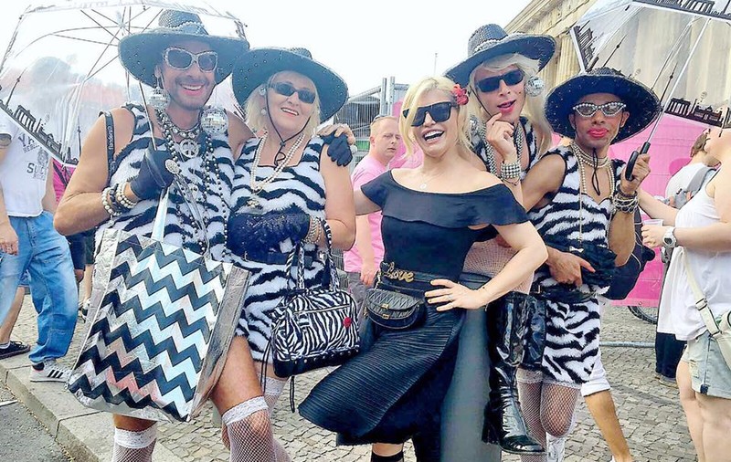 Ce vacanță ciudată! Loredana și-a dus fiica la parada gay de la Berlin