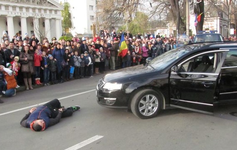 1 DECEMBRIE. Prefectura Galaţi, LUATĂ CU ASALT şi ELIBERATĂ de forţele speciale, de ZIUA NAŢIONALĂ