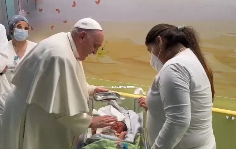 Papa Francisc, încă internat, a vizitat copiii aflați la oncologie pediatrică în Spitalul Gemelli