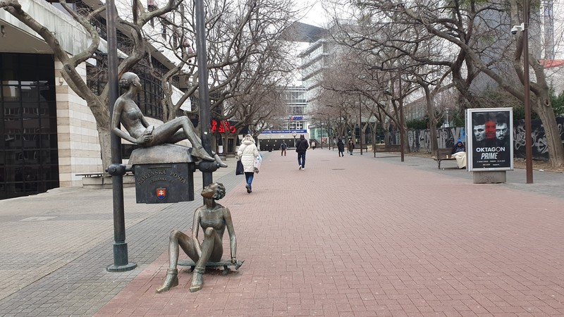 În centrul Bratislavei, statuia celor două fete marchează prima cutie poștală slovacă