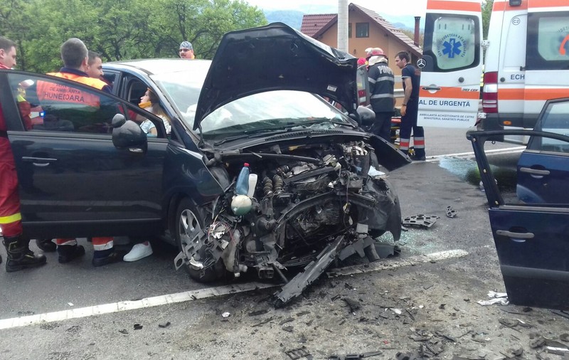 Nouă persoane, între care cinci copii, răniți într-un accident în Hunedoara
