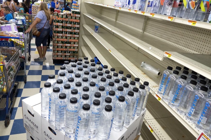 Locuitorii din Florida se pregătesc înainte ca uraganul Dorian să ajungă pe coastă (Foto: EPA)