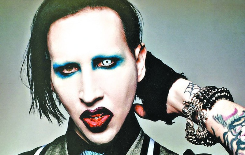 VIDEO| Marilyn Manson a fost rănit pe scenă după ce a căzut peste el un obiect de decor