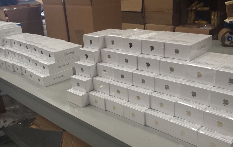 Patru români, arestați la un an de la un jaf de milioane de euro. Au furat două tone de telefoane, inclusiv 3.500 de iPhone