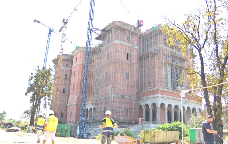 VIDEO/ Am vizitat șantierul Catedralei Mântuirii Neamului: s-au turnat 50.000 metri cubi de beton și a ajuns înălțimea unui bloc cu 10 etaje