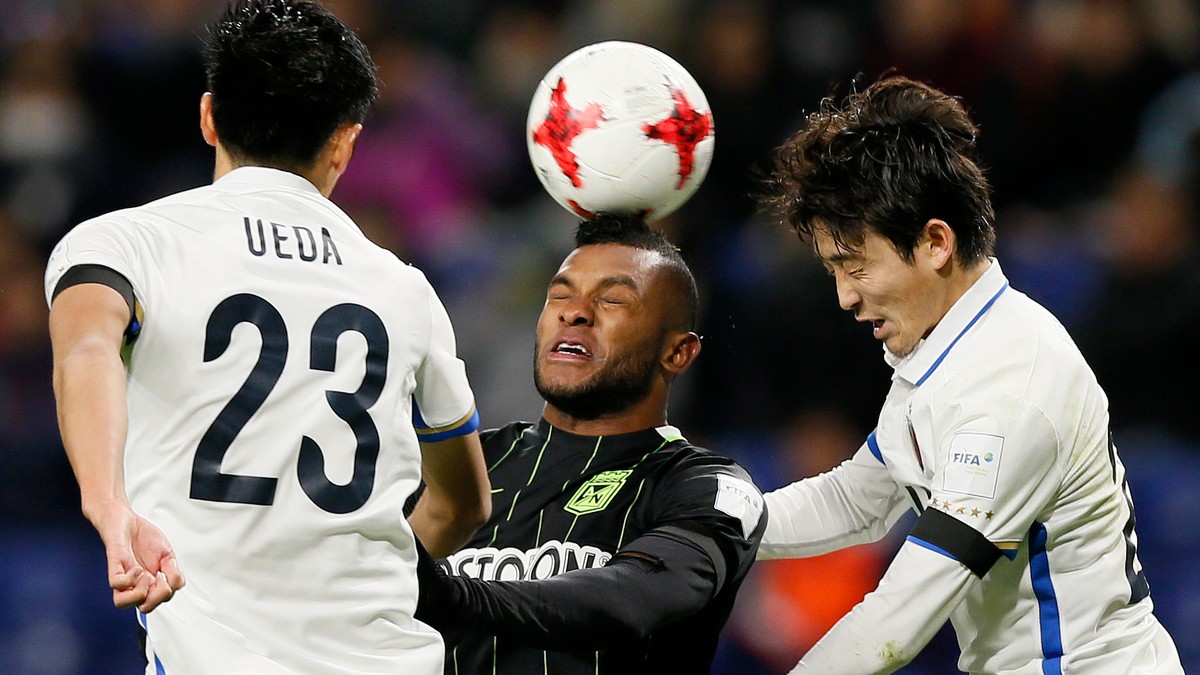 Kashima Antlers este prima finalistă de la Campionatul Mondial al cluburilor. În centru, columbianul Borja, între doi japonezi