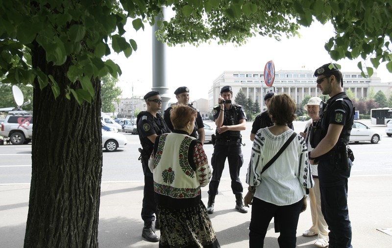 La ”mineriada de catifea”, Jandarmeria a legitimat şi filmat trei ”teroriste” pensionare