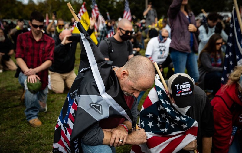 Trump refuză să îi condamne pe supremațiștii albi, iar ei jubilează. Cine sunt “Proud Boys”, extremiștii pe care președintele nu se poate supăra