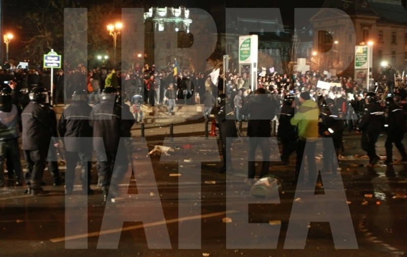 Leul şi bursa, neafectate de proteste. Escaladarea violenţelor ar putea fi o problemă