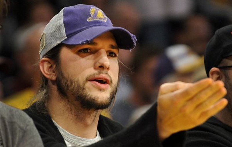 Ashton Kutcher, fotografiat cu o blondă la un meci de baschet