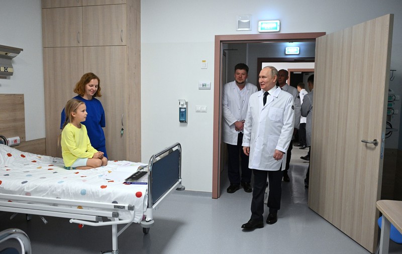Vladimir Putin le îndeamnă pe rusoaice să facă „opt sau chiar mai mulți copii”, pe fondul „problemelor demografice catastrofale” ale țării