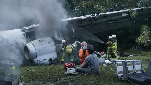 Un supraviețuitor al unui accident aviatic este îngirjit de personalul medical