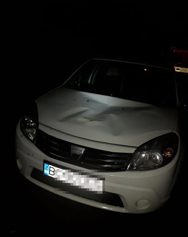 Acoperiș smuls de vânt, la Bacău, în timpul unei furtuni puternice