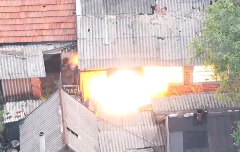 Imagini din dronă: soldați ruși, vânați de dronele kamikaze ucrainene