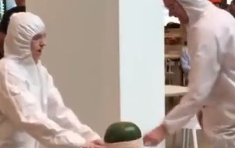Experiment urmărit de peste 10 milioane de oameni. Momentul în care un pepene explodează sub presiunea unor elastice | VIDEO