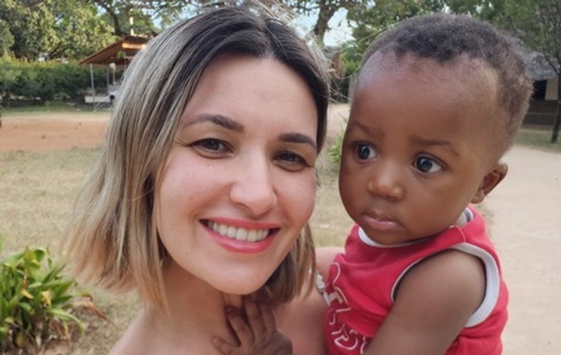 Ela Crăciun a adoptat doi copii din Kenya. „Am decis să ajutăm cum putem”