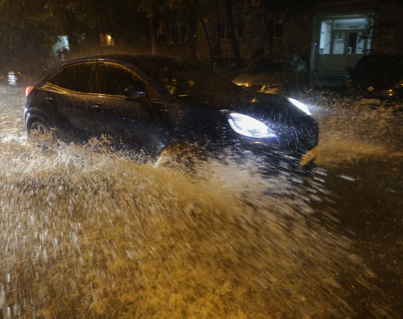 Cod roșu de furtună în București și în Ilfov: vijelie, grindină de mari dimensiuni, ploi torențiale. Curse aeriene deviate spre Bulgaria. A fost emis mesaj prin Ro-Alert