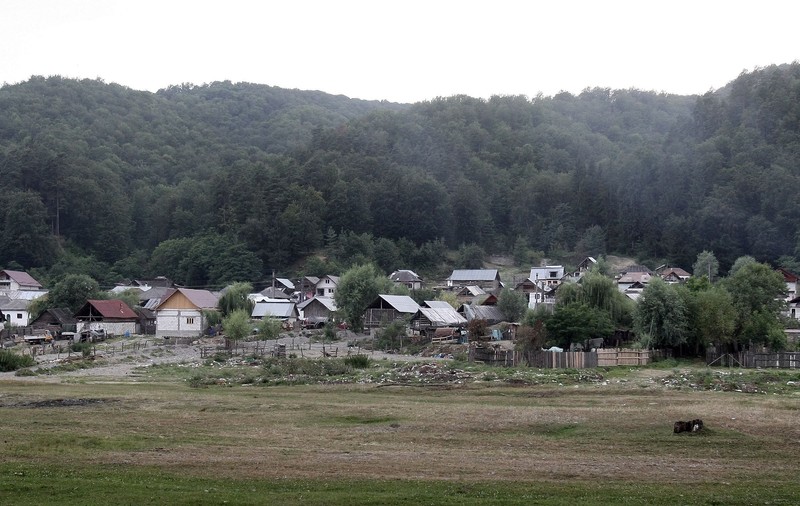 EXCLUSIV / Copii mutilați pe viață de traficanții din Argeș. Doi frați au fost vânduți chiar de mamă, pentru o farfurie de mâncare